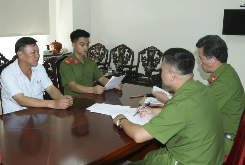 Ông Nguyễn Khắc Ninh (áo trắng) tại cơ quan công an. Ảnh: CA Ông Nguyễn Khắc Ninh (áo trắng) tại cơ quan công an. Ảnh: CA