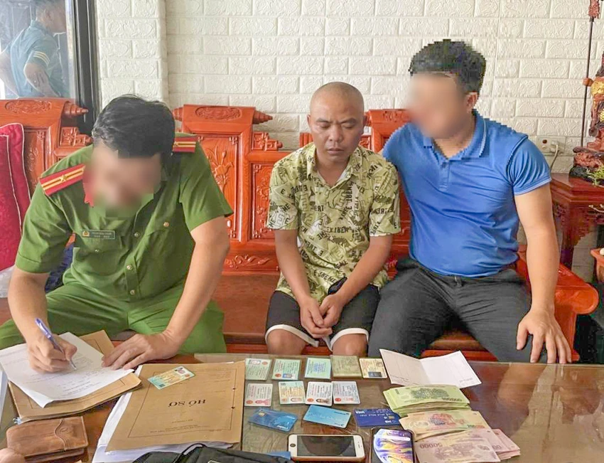 Trần Văn Tình cùng tang vật. Ảnh: CA Trần Văn Tình cùng tang vật. Ảnh: CA