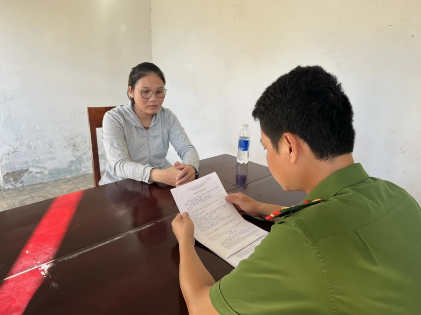 Trần Thị Huyền tại cơ quan công an. Ảnh: CA Trần Thị Huyền tại cơ quan công an. Ảnh: CA