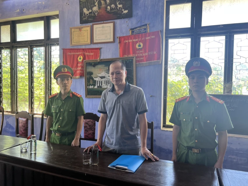 Tống đạt quyết định khởi tố đối với Nguyễn Thanh Long. Ảnh: CA Tống đạt quyết định khởi tố đối với Nguyễn Thanh Long. Ảnh: CA