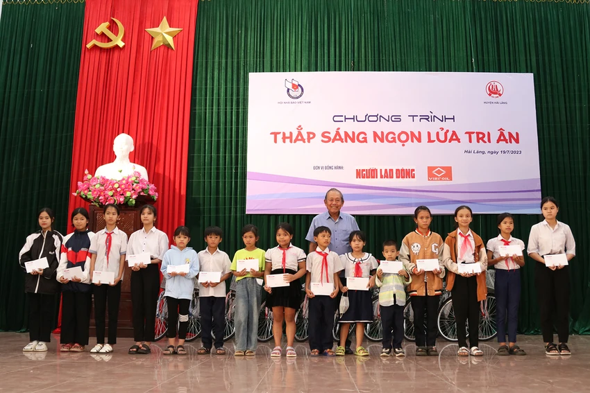 Ông Trương Hoà Bình, nguyên Phó Thủ tướng Thường trực Chính phủ trao học bổng cho các em học sinh tại huyện Hải Lăng. Ảnh: BẢO THIÊN Ông Trương Hoà Bình, nguyên Phó Thủ tướng Thường trực Chính phủ trao học bổng cho các em học sinh tại huyện Hải Lăng. Ảnh: BẢO THIÊN