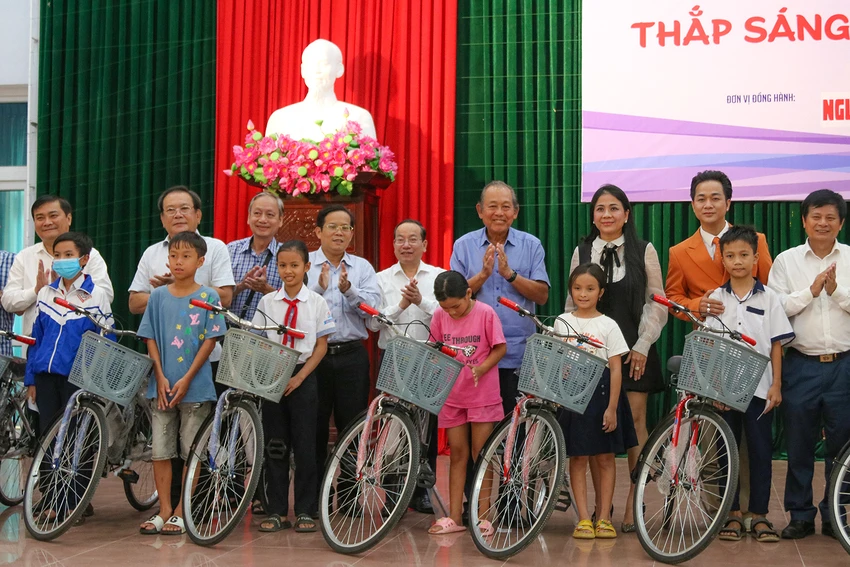 Đoàn công tác và các nhà tài trợ trao 50 chiếc xe đạp cho các em học sinh nghèo hiếu học. Ảnh: BẢO THIÊN Đoàn công tác và các nhà tài trợ trao 50 chiếc xe đạp cho các em học sinh nghèo hiếu học. Ảnh: BẢO THIÊN