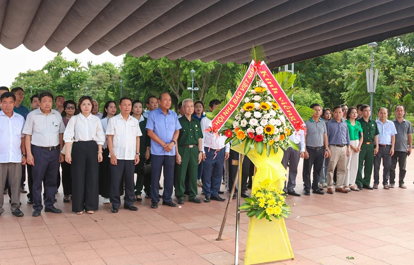 Đoàn công tác dâng hương, dâng hoa tại Thành cổ Quảng Trị. Ảnh: BẢO THIÊN Đoàn công tác dâng hương, dâng hoa tại Thành cổ Quảng Trị. Ảnh: BẢO THIÊN