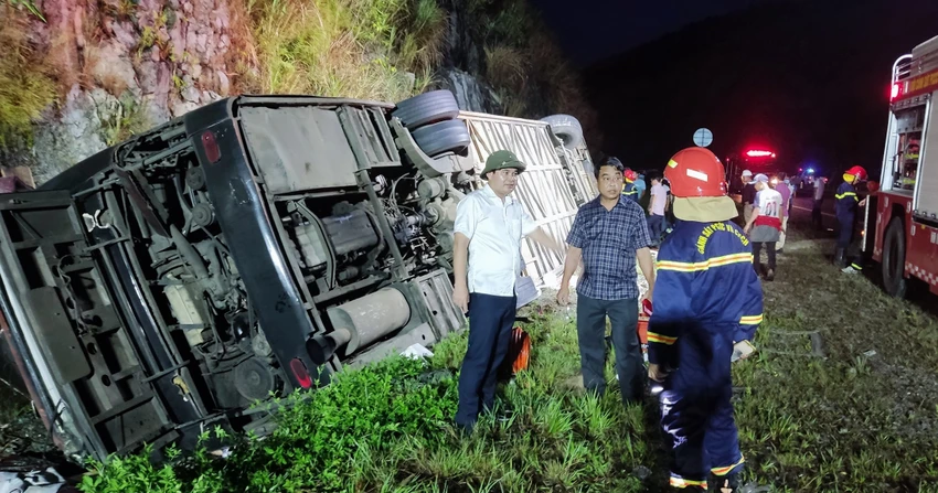 Các lực lượng chức năng đến hỗ trợ người bị nạn và điều tra nguyên nhân vụ tai nạn. Ảnh: N.DO Các lực lượng chức năng đến hỗ trợ người bị nạn và điều tra nguyên nhân vụ tai nạn. Ảnh: N.DO