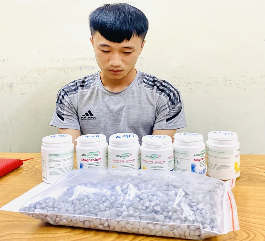 Nguyễn Duy Long cùng tang vật. Ảnh: CA Nguyễn Duy Long cùng tang vật. Ảnh: CA