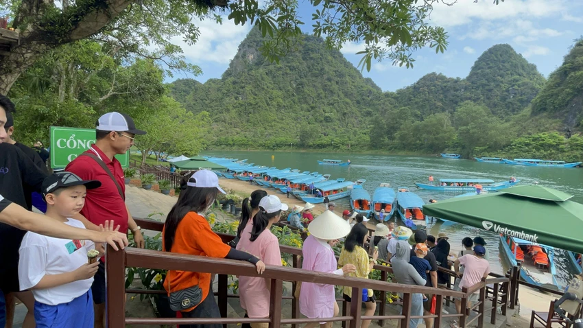 Du khách đến tham quan, nghỉ dưỡng tại Phong Nha-Kẻ Bàng. Ảnh: TTDL PN-KB