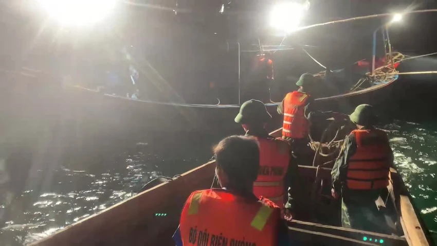 Lực lượng biên phòng xuyên đêm tiếp cận, hỗ trợ ngư dân gặp nạn. Ảnh: BĐBP Lực lượng biên phòng xuyên đêm tiếp cận, hỗ trợ ngư dân gặp nạn. Ảnh: BĐBP