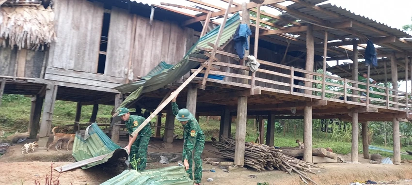 Cán bộ chiến sĩ biên phòng hỗ trợ người dân khắc phục hậu quả. Ảnh: BĐBP Cán bộ chiến sĩ biên phòng hỗ trợ người dân khắc phục hậu quả. Ảnh: BĐBP