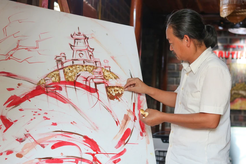 Họa sĩ Nguyễn Quốc Vượng sáng tác bức tranh phong cảnh “Quảng Bình Quan”. Ảnh: B.THIÊN Họa sĩ Nguyễn Quốc Vượng sáng tác bức tranh phong cảnh “Quảng Bình Quan”. Ảnh: B.THIÊN