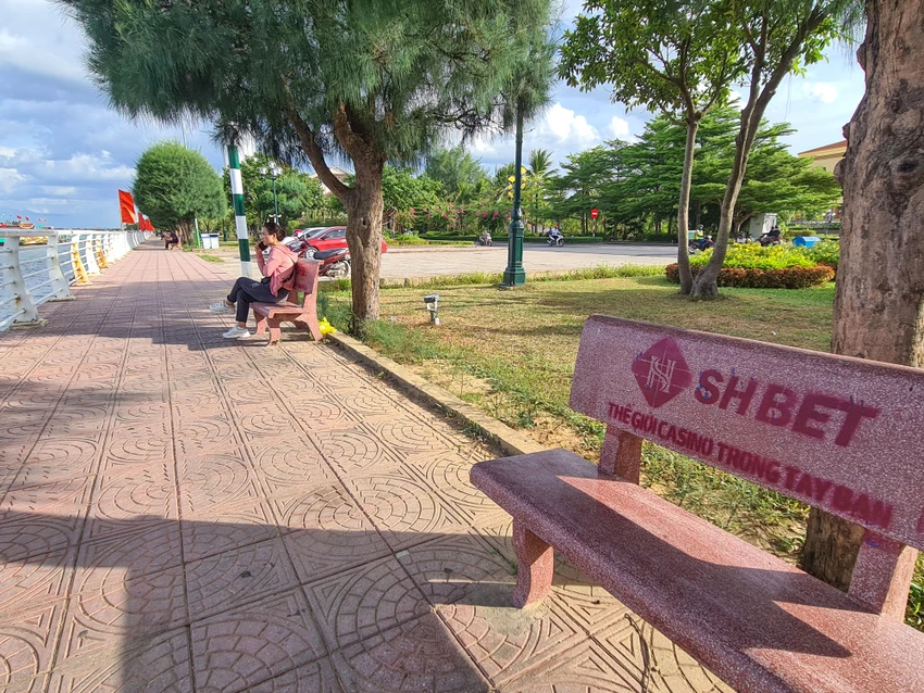 Hàng chục ghế đá đá dọc sông Nhật Lệ bị phun sơn quảng cáo web cờ bạc gây phản cảm . Ảnh: B.THIÊN Hàng chục ghế đá đá dọc sông Nhật Lệ bị phun sơn quảng cáo web cờ bạc gây phản cảm . Ảnh: B.THIÊN