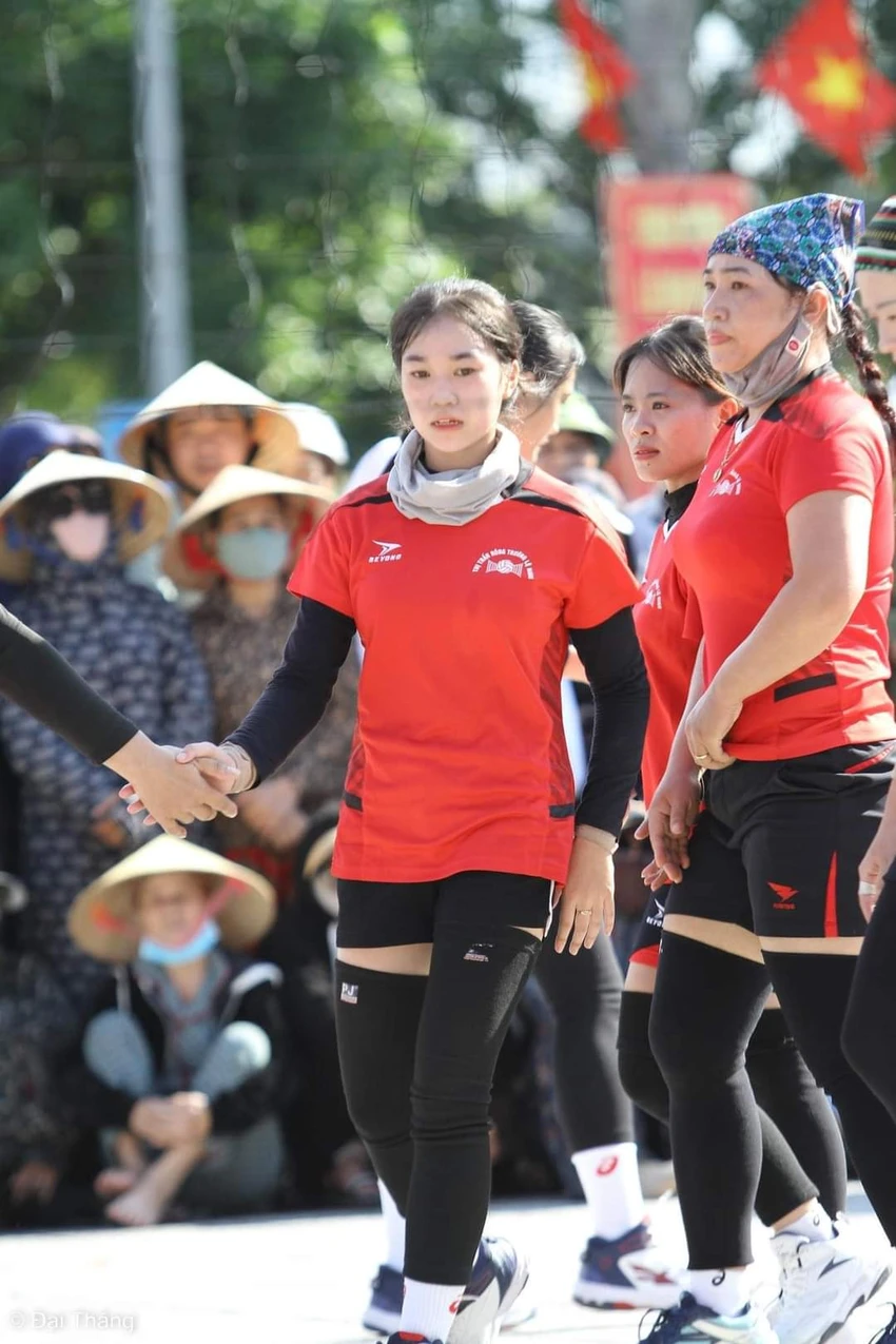 Các VĐV so tài dưới thời tiết "đổ lửa". Ảnh: ĐẠI THẮNG Các VĐV so tài dưới thời tiết "đổ lửa". Ảnh: ĐẠI THẮNG