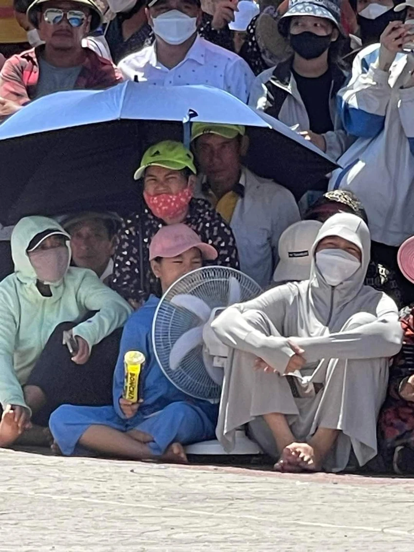 Một cổ động viên nhiệt thành mang quạt đến sân cổ vũ cho các VĐV. Ảnh: BCLT Một cổ động viên nhiệt thành mang quạt đến sân cổ vũ cho các VĐV. Ảnh: BCLT