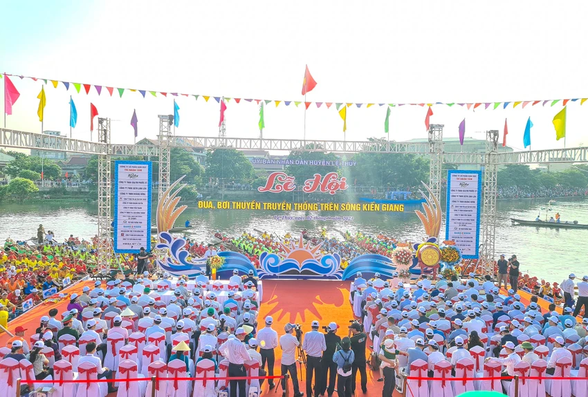 Toàn cảnh khai mạc Lễ hội đua, bơi thuyền truyền thống trên sông Kiến Giang. Ảnh: BẢO THIÊN Toàn cảnh khai mạc Lễ hội đua, bơi thuyền truyền thống trên sông Kiến Giang. Ảnh: BẢO THIÊN
