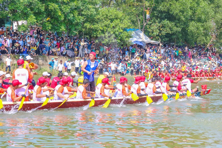 Không khí bơi đua sôi nổi ở nơi đón Tết Độc lập lớn nhất nước. Ảnh: BẢO THIÊN Không khí bơi đua sôi nổi ở nơi đón Tết Độc lập lớn nhất nước. Ảnh: BẢO THIÊN