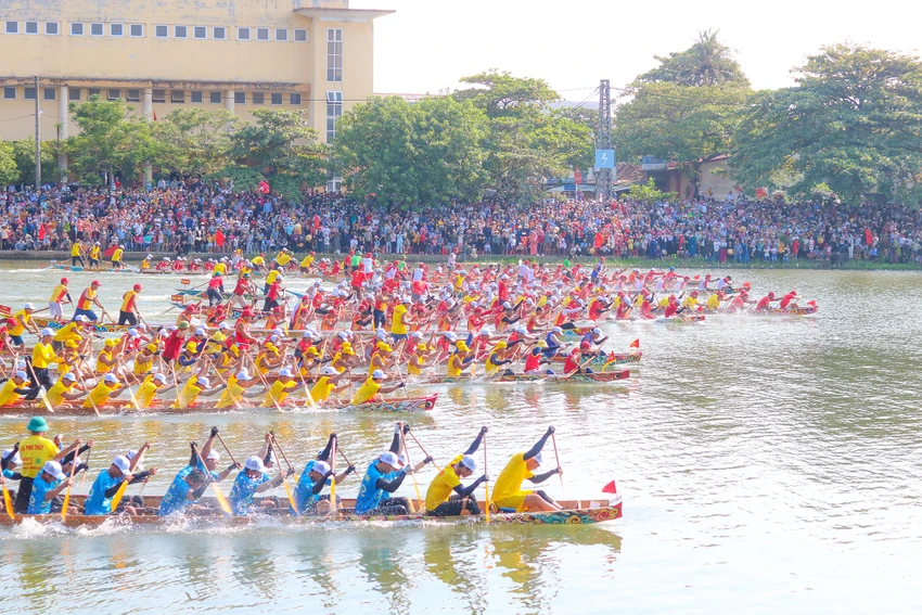 Không khí rộn ràng mừng Tết Độc lập trên quê hương Đại tướng Võ Nguyên Giáp. Ảnh: BẢO THIÊN Không khí rộn ràng mừng Tết Độc lập trên quê hương Đại tướng Võ Nguyên Giáp. Ảnh: BẢO THIÊN