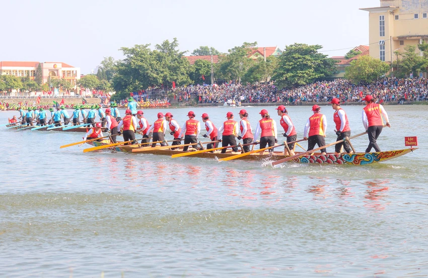 Các thuyền nữ tranh tài sôi nổi trên sông Kiến Giang. Ảnh: BẢO THIÊN Các thuyền nữ tranh tài sôi nổi trên sông Kiến Giang. Ảnh: BẢO THIÊN