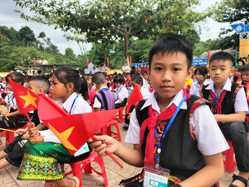 Theo thầy Ngô Mậu Tình, Phó Hiệu trưởng Trường PTDT Bán trú TH&THCS Lâm Thủy, toàn trường có tất cả 331/340 học sinh là người Bru-Vân Kiều. Theo thầy Ngô Mậu Tình, Phó Hiệu trưởng Trường PTDT Bán trú TH&THCS Lâm Thủy, toàn trường có tất cả 331/340 học sinh là người Bru-Vân Kiều.