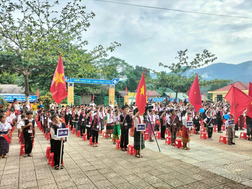 Lễ khai giảng của các em học sinh người Bru-Vân Kiều tại Trường PTDTBT TH&THCS Lâm Thuỷ (huyện Lệ Thuỷ). Ảnh: N.M.TÌNH Lễ khai giảng của các em học sinh người Bru-Vân Kiều tại Trường PTDTBT TH&THCS Lâm Thuỷ (huyện Lệ Thuỷ). Ảnh: N.M.TÌNH