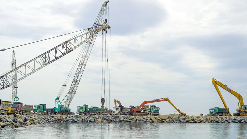 Hạng mục đê chắn sóng thuộc dự án cơ sở hạ tầng Trung tâm điện lực Quảng Trạch đang triển khai thi công. Ảnh: B.THIÊN Hạng mục đê chắn sóng thuộc dự án cơ sở hạ tầng Trung tâm điện lực Quảng Trạch đang triển khai thi công. Ảnh: B.THIÊN