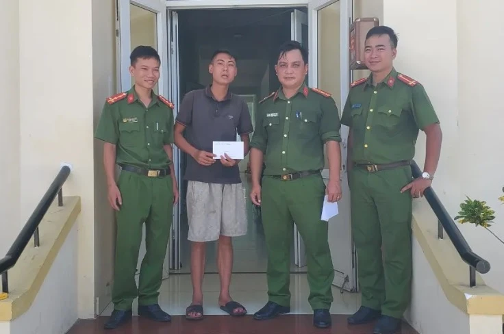 cong-an-quang-binh-ho-tro-nguoi-dan-ong-bo-roi-giua-duong-ve-que.jpg