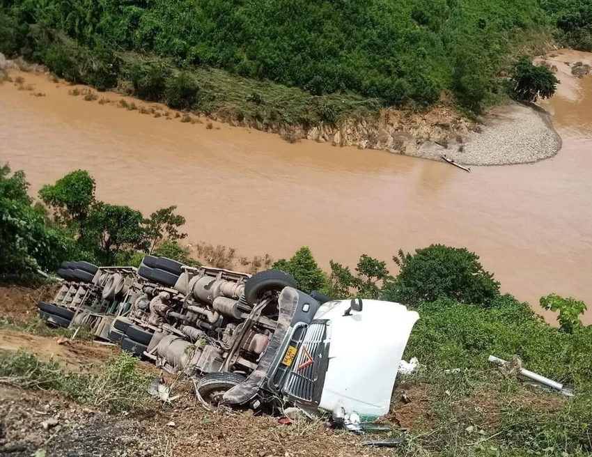xe-container-gap-tai-nan-lao-xuong-vuc.jpg
