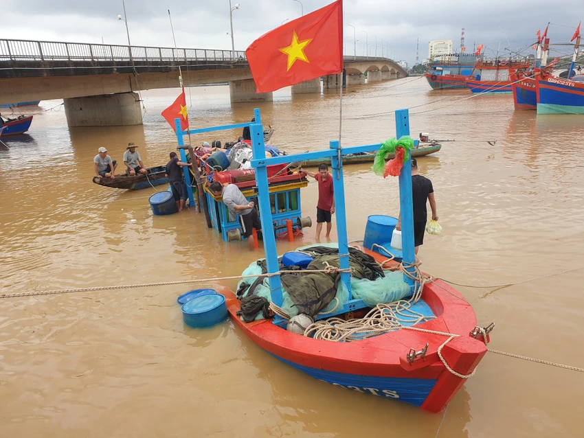 Mưa lớn ở Quảng Bình làm chìm tàu cá