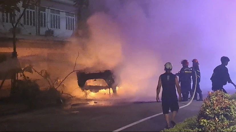 xe-mercedes-cho-6-nguoi-gap-tai-nan-boc-chay-tro-khung.jpg