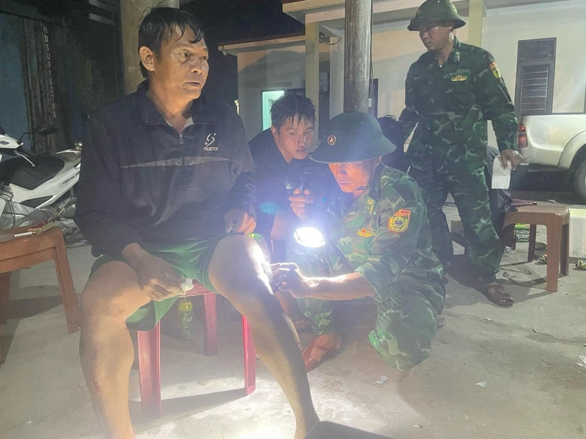 Xuyên đêm ứng cứu ba ngư dân gặp nạn chìm tàu trên biển