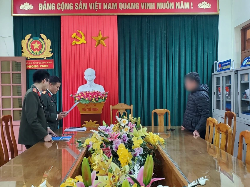 Xử phạt 2 người 'báo chốt' CSGT trên mạng xã hội