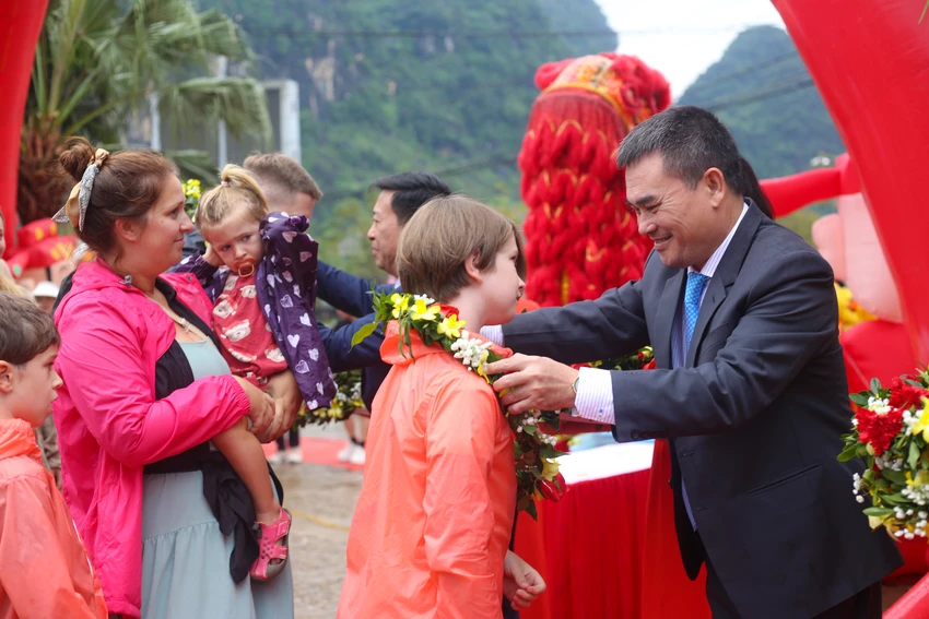 phong-nha-ke-bang-don-nhung-vi-khach-dau-tien-den-xong-dat-nam-2024-2-109.jpg