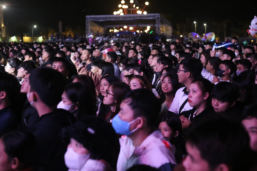 quang-binh-chao-don-nam-moi-2024-bang-countdown-va-phao-hoa-man-nhan-3-3722.jpg