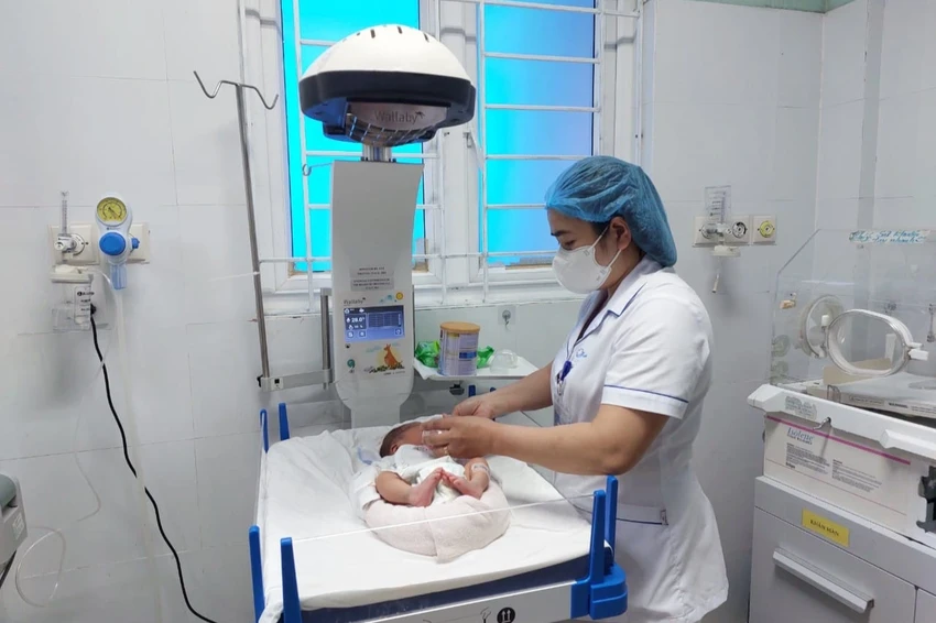Tìm thân nhân cho bé trai bị bỏ rơi bên lề đường khi vừa chào đời