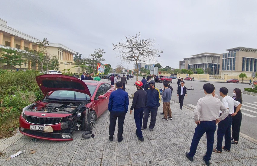 2 nữ cán bộ ở Quảng Bình đi ‘xế hộp’ tông nhau bung 5 túi khí