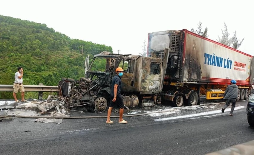 Xe container bốc cháy trên Quốc lộ 1A