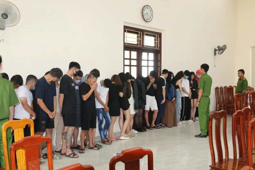 Kiểm tra quán bar ở Quảng Bình, phát hiện 29 người dương tính với ma túy