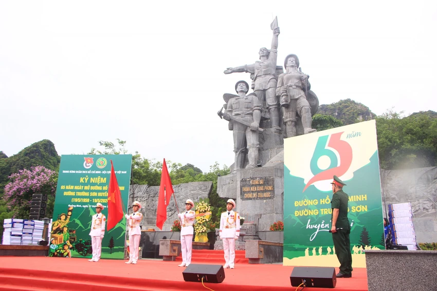 Trang nghiêm lễ kỷ niệm 65 năm ngày mở đường Trường Sơn huyền thoại