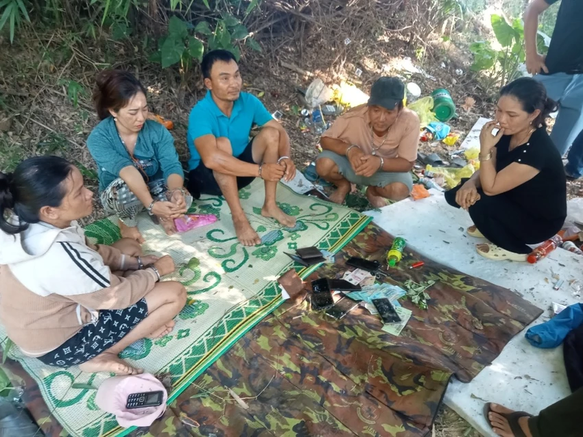 Đang say sưa đánh bạc ở nghĩa địa thì bị công an ập vào bắt quả tang