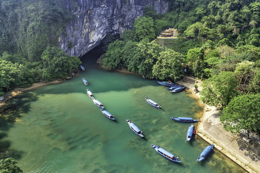 Đội thuyền nườm nượp nối đuôi nhau chở du khách vào Động Phong Nha