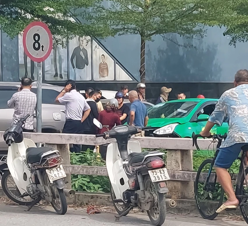 Xe-taxi-dien-gay-lien-tiep-3-vu-tai-nan-khien-6-nguoi-nhap-vien.jpg