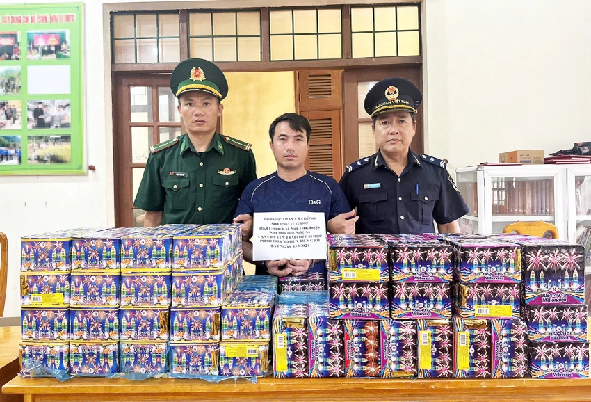 Bắt tài xế giấu hơn 1 tạ pháo hoa nổ trong khoang bí mật xe đầu kéo