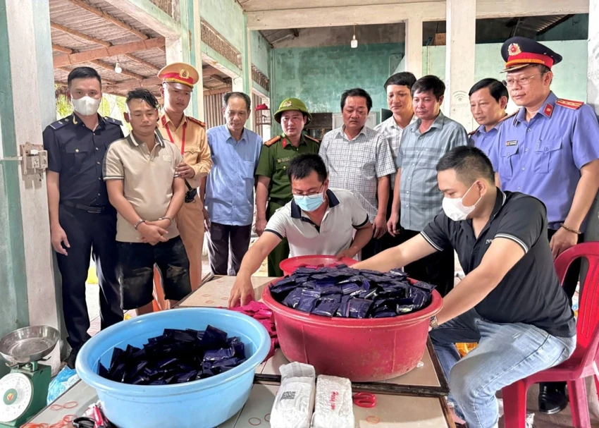 2 người mang súng đã lên đạn 'áp tải' 26 kg ma túy từ Lào về Việt Nam