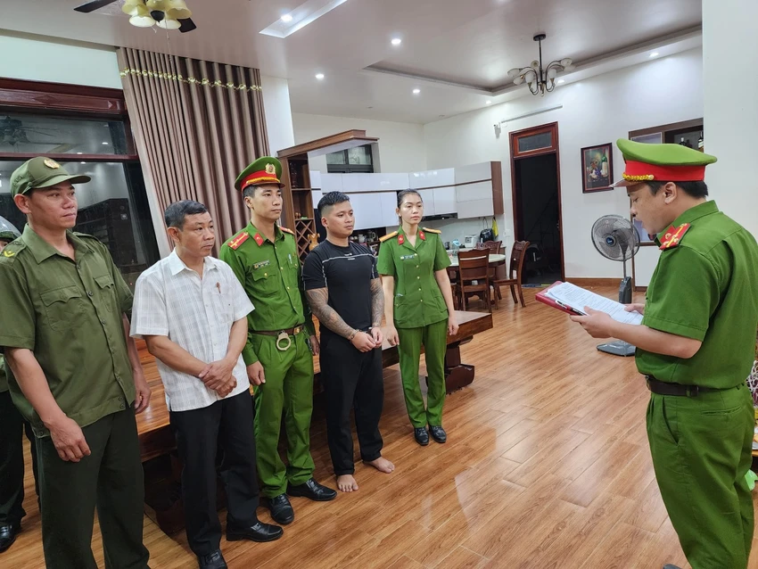 Bắt nam thanh niên xăm trổ cho vay lãi nặng ở Quảng Bình