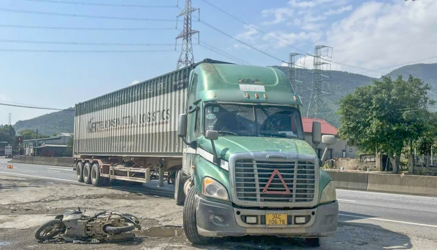 Va chạm với xe container trên QL1A, 2 người phụ nữ đi xe máy thương vong