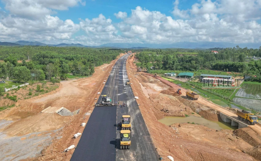 Ngắm ‘đại công trình’ cao tốc Bắc-Nam qua Quảng Bình đang dần lộ diện