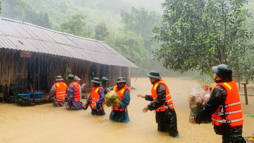Quảng Bình: 1 người bị nước lũ cuốn trôi mất tích khi đang làm nhiệm vụ