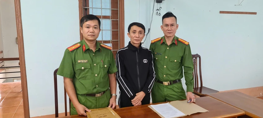 Người đàn ông 50 tuổi ở Quảng Bình ra đầu thú sau 10 năm trốn lệnh truy nã