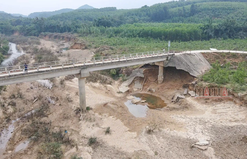 Cầu Cồn Cùng ở xã Kim Thủy, huyện Lệ Thuỷ (Quảng Bình) bị sạt lở, mố cầu hở toác sau trận lũ cuối tháng 10 vừa qua. Ảnh: B.THIÊN