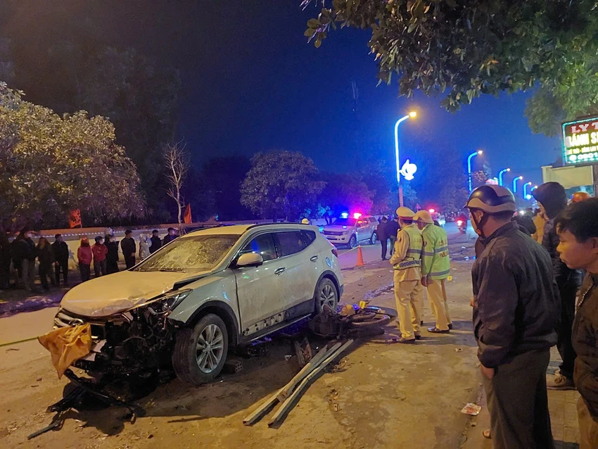 2 người đi xe máy thương vong sau cú va chạm với ô tô con
