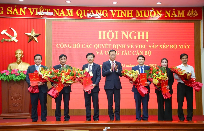 Truong-Ban-tuyen-giao-va-dan-van-tinh-uy-quang-binh (2).jpg