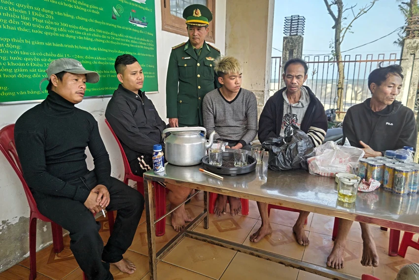 Chìm tàu trên biển, 6 ngư dân ôm phao chờ cứu nạn trên biển
